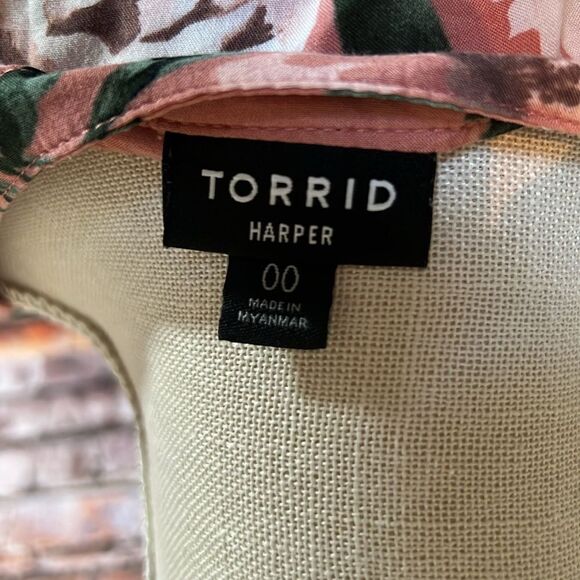 Torrid Harper Floral Button Front Top - Picture 8 of 9